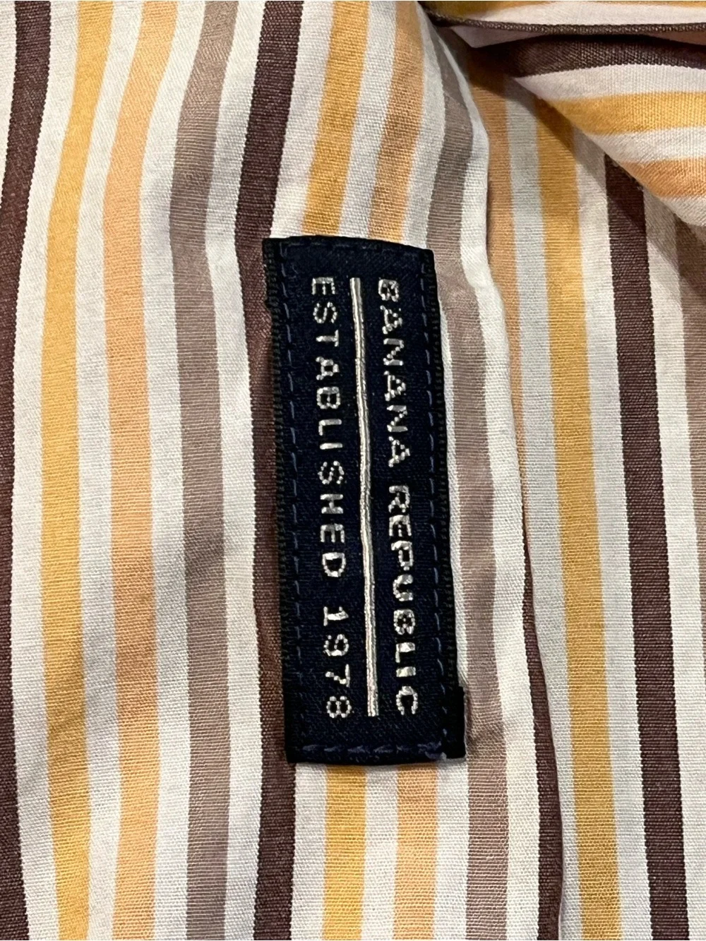 Banana Republic Men’s Size Large Button-Down Long-Sleeve Shirt!